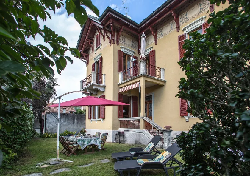 Italian ambience with a garden near the lake - Image 1
