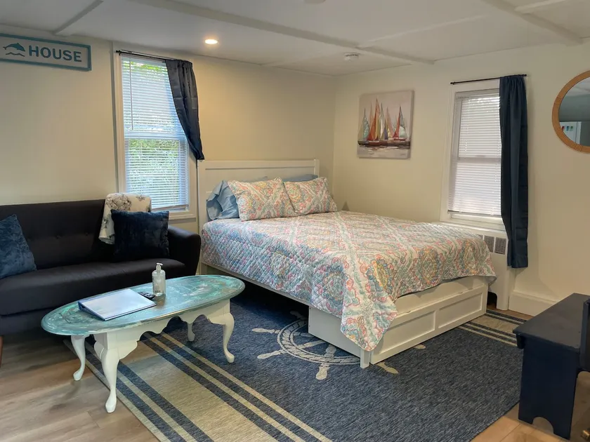 Charming Studio Apartment 1 Block from Main St - Image 1