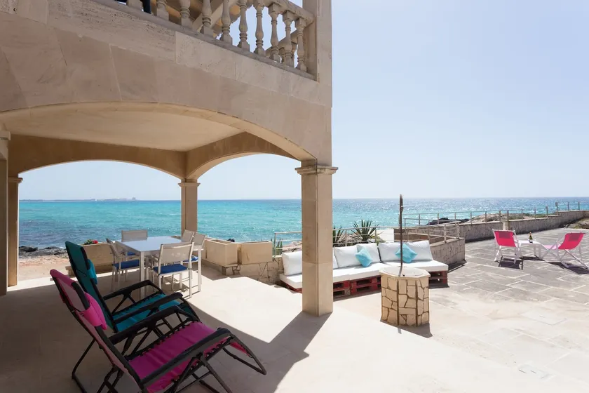 House with direct access to the sea. - Image 1