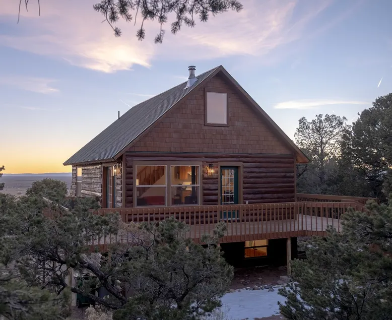 Beautiful Cabin in Woods with Breathtaking Views - Image 1