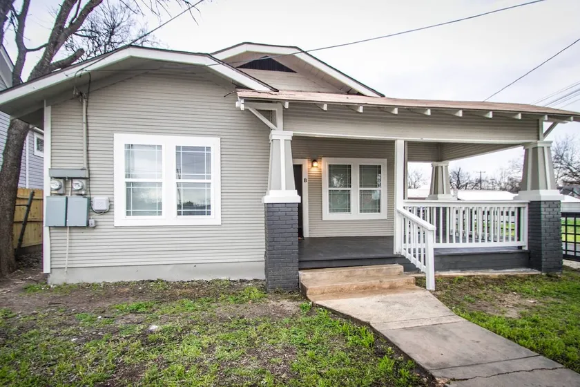 Hackberry St #B Renovated 2BR Near Downtown SA - Image 1