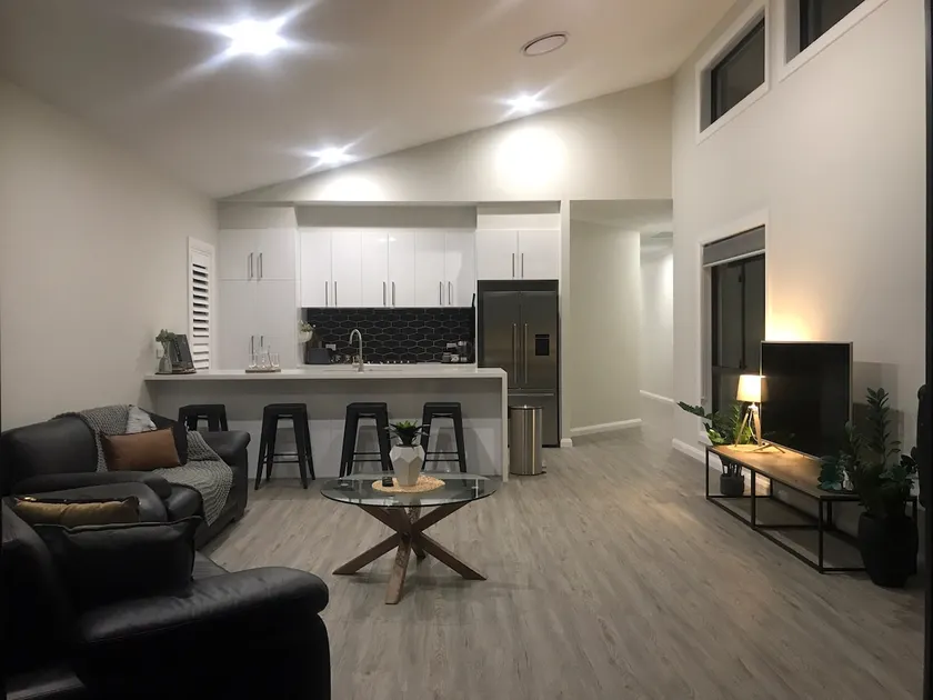 Luxury 2br home with King, 5 star private & close - Image 1