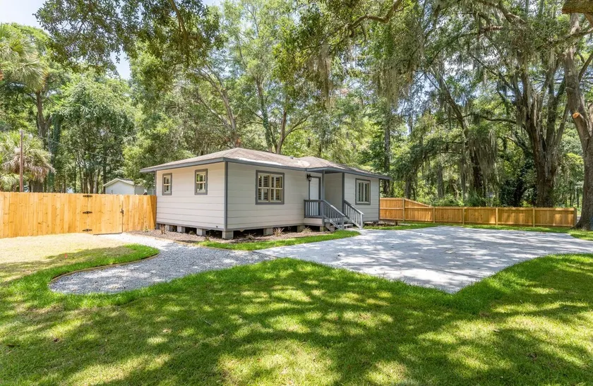 CHEERFUL 2 BEDROOM BUNGALOW W/ PARKING ON PREMISE - Image 1