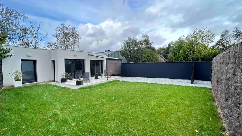 house with small exterior - Image 1