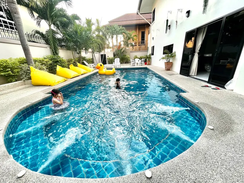 Pratumnak 6: 4BR Pool Villa with Jacuzzi Pattaya - Image 1