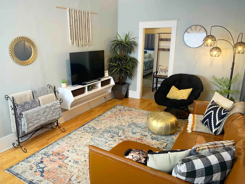 *Stylish 2 Bdrm Apt *Washington State Fair - Image 1