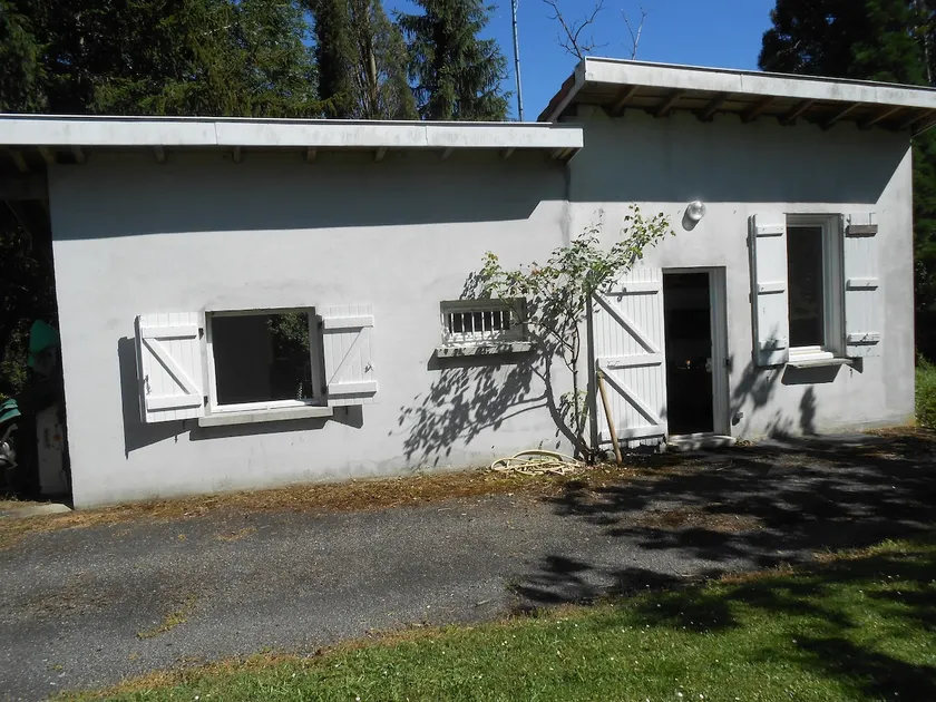Small independent house in wooded park - Image 1