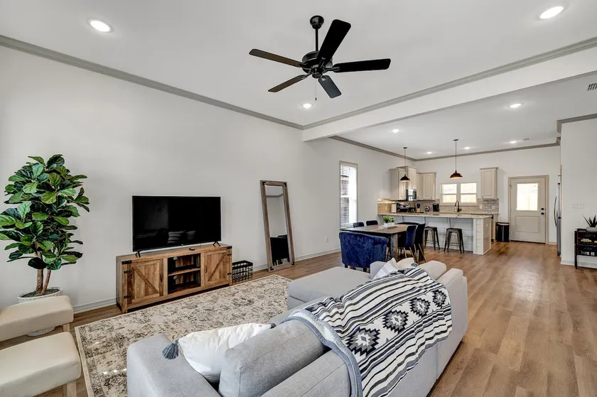 Alamo at The Grove | 5 Beds Near Dining - Image 1