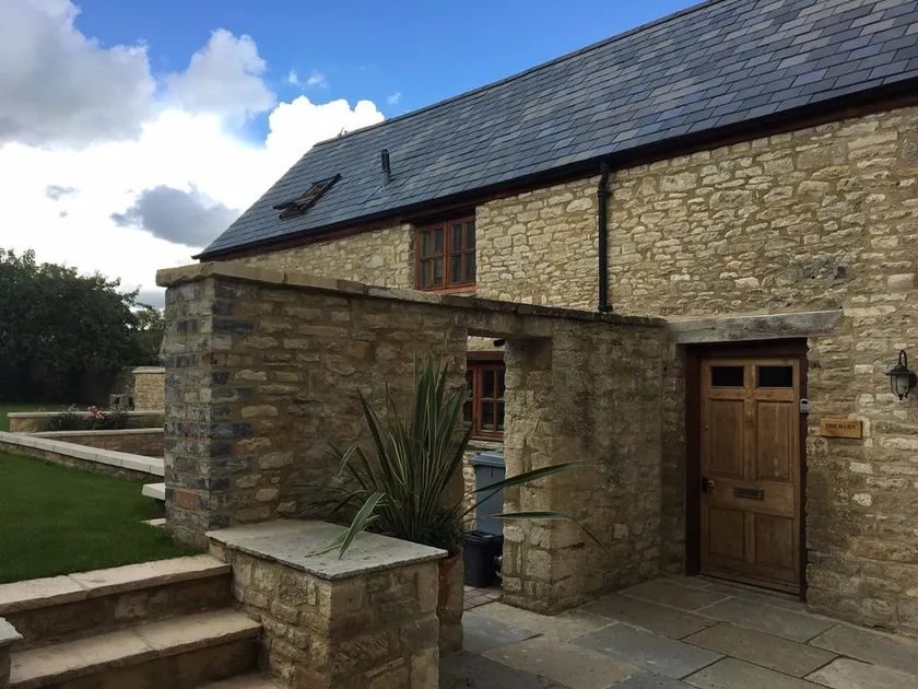 Restored Cotswold barn - The Barn - in the centre of Burford - Image 1