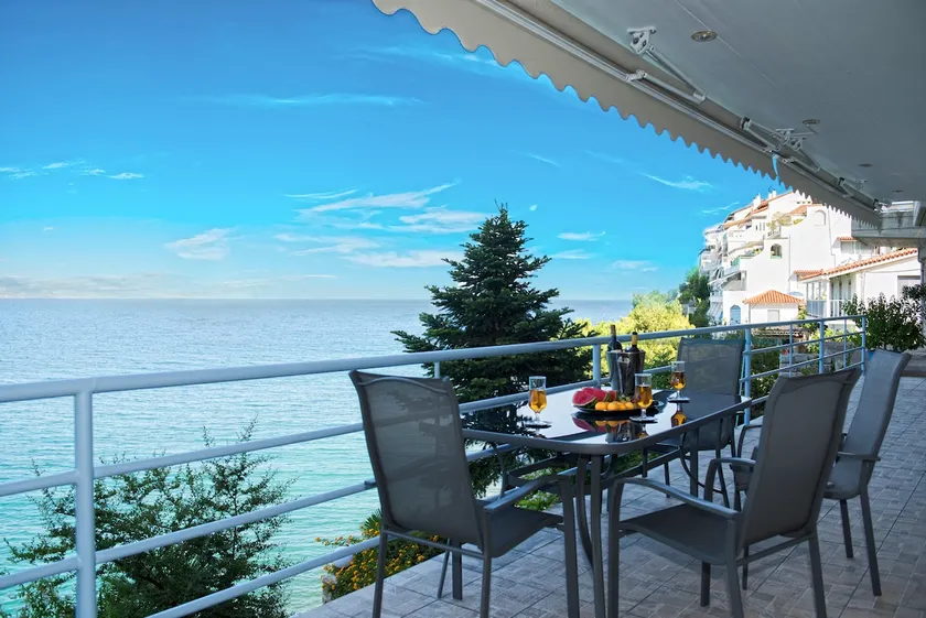 Kiveri Luxurious Seaside Apartment - Image 1