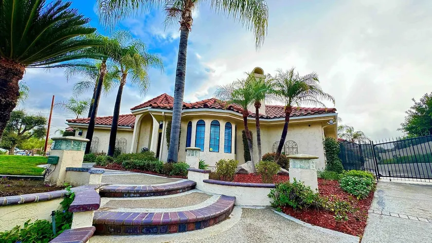 Luxury home with pool & Jacuzzi - Image 1
