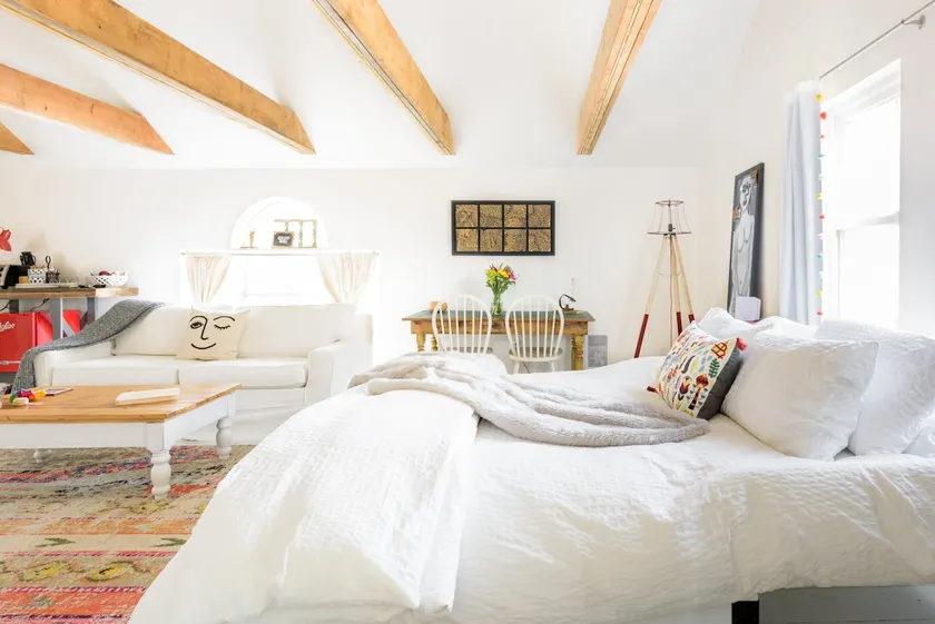 Rustic Loft Space with Distinctive Artistic Charm - Image 1