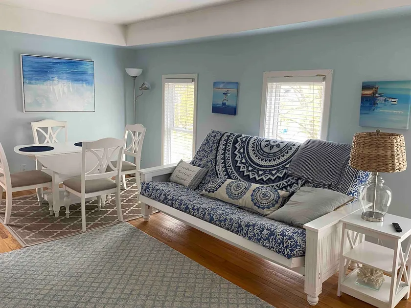 #3 Bright 1-Bdrm suite downtown with parking - Image 1