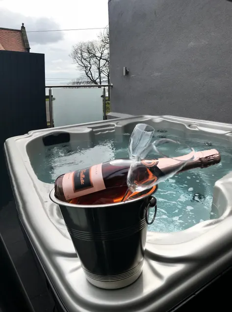 Daisy House Filey - Spacious, Sleeps 8, Hot Tub. - Image 1