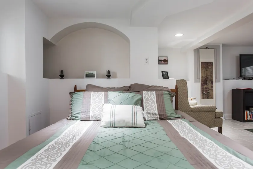 Cozy Private Suite Near O'Hare & Downtown Chicago - Image 1