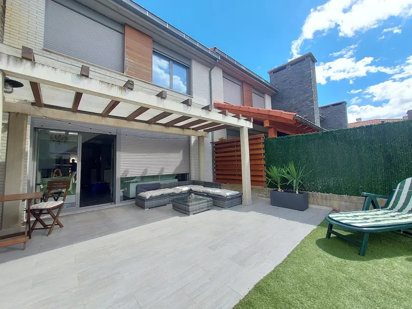 Townhouse in Cirueña with fireplace - Image 1