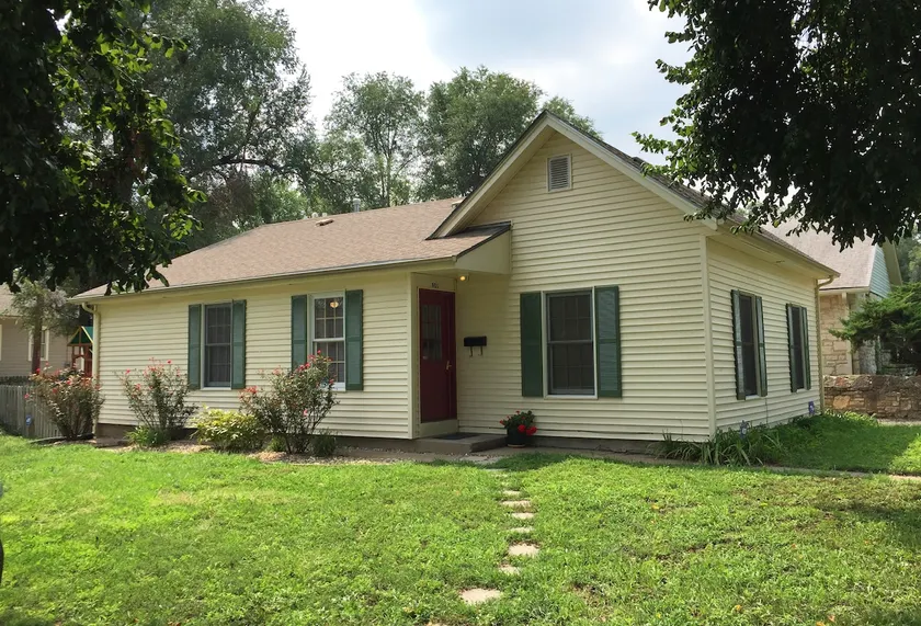Cottage in Quiet Neighborhood - Image 1