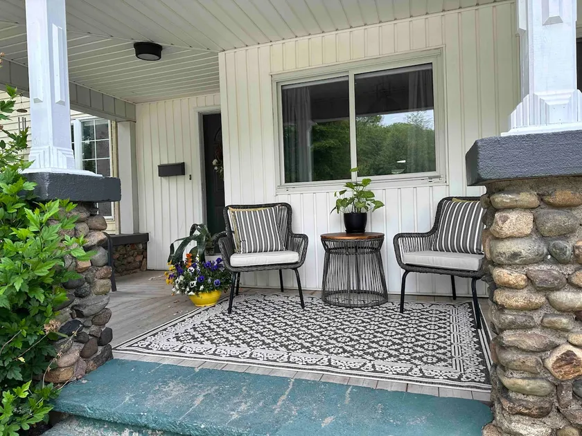 Private Apartment on Queen - Image 1