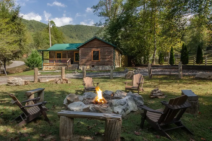 Le Camp Brannum est votre camp de base de Smoky Mountain à moins de 5 minutes de l'entrée du parc national - Image 1
