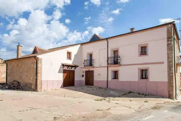 House with Jacuzzi, BBQ, fireplace and much more - Image 1