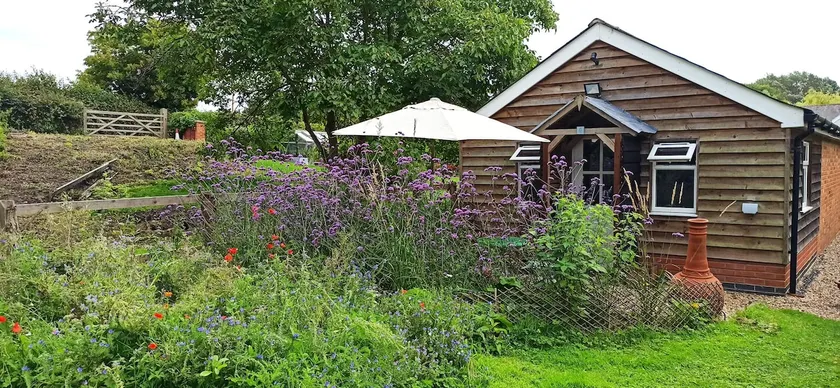 The Hideaway, Lark Cottage - Image 1