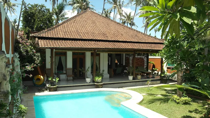 Luxury villa with swimming pool and staff - Image 1
