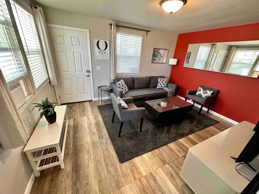 Cute private duplex! 11 min from downtown. - Image 1