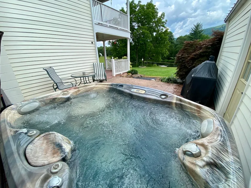 Romantic Mountain Getaway: Hot Tub*King Bed*Sauna - Image 1