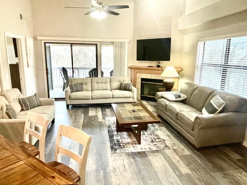 Sahara's Oasis- 4 BDRM 3 BA Sleeps 12! Indoor Pool, Gym, Lake, Golf & Playground - Image 1