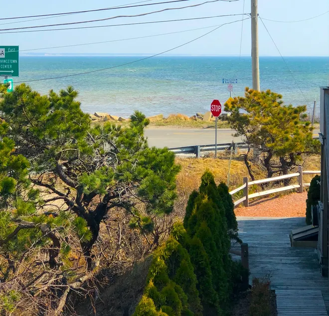 P-Town 2br Beach Beauty on the Bay. Water View! - Image 1