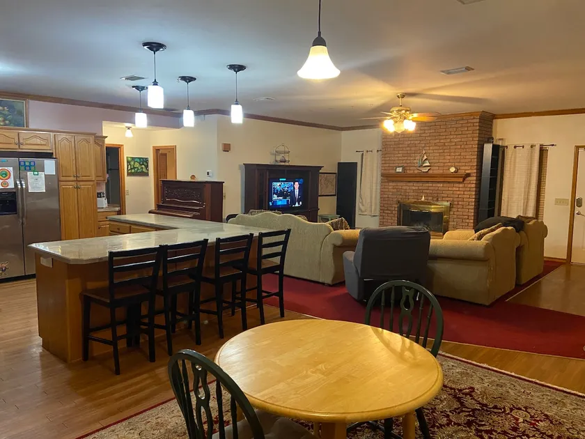 Pleasant open concept home. Downtown Newberry. - Image 1