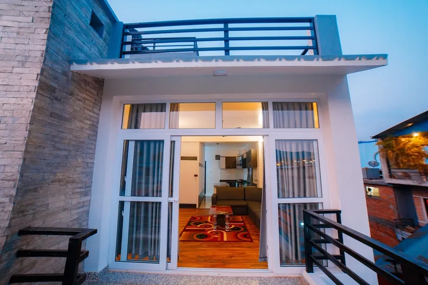 Lakeside rooftop paradise - Image 1