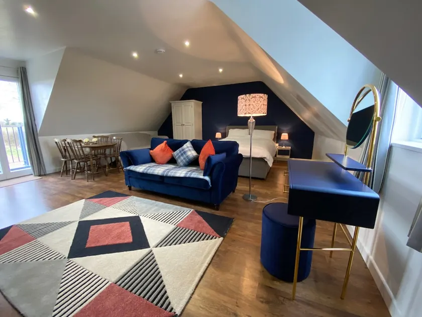 Charming flat in rural location - Image 1