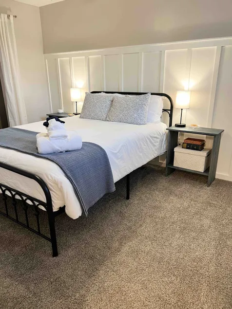 Cozy 2-Bedroom - The Caroline - Dogs Allowed! - Image 1