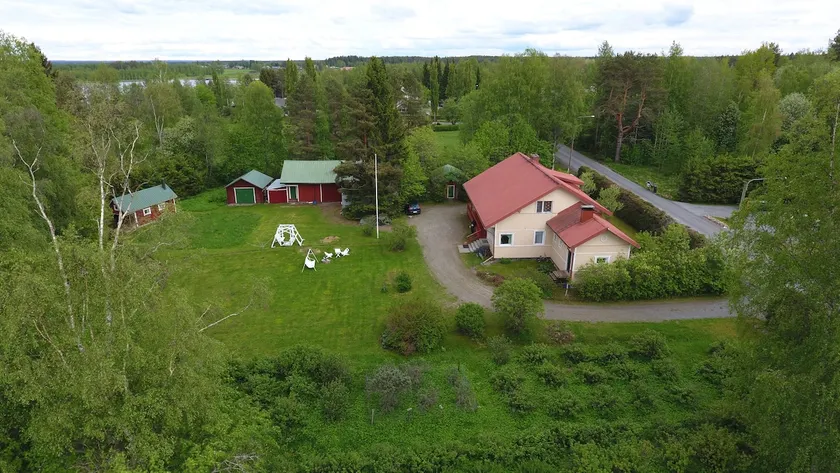 Big cabin by the river - Image 1