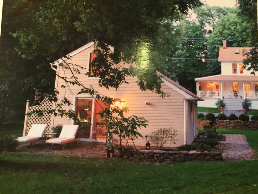 Charming 1850 cottage near town - Image 1