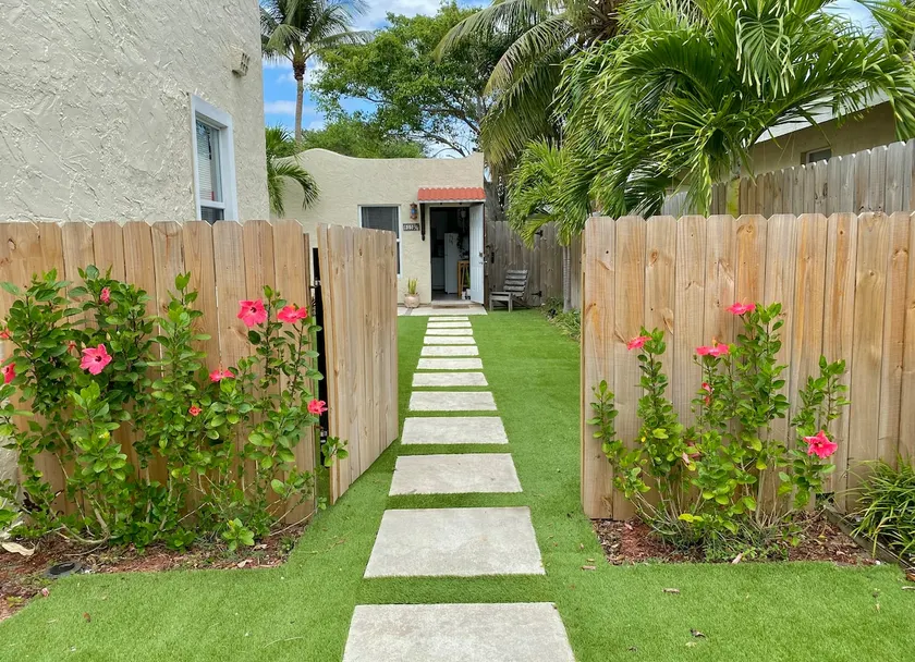 *KING BED* Private Cottage in the heart of WPB - Image 1