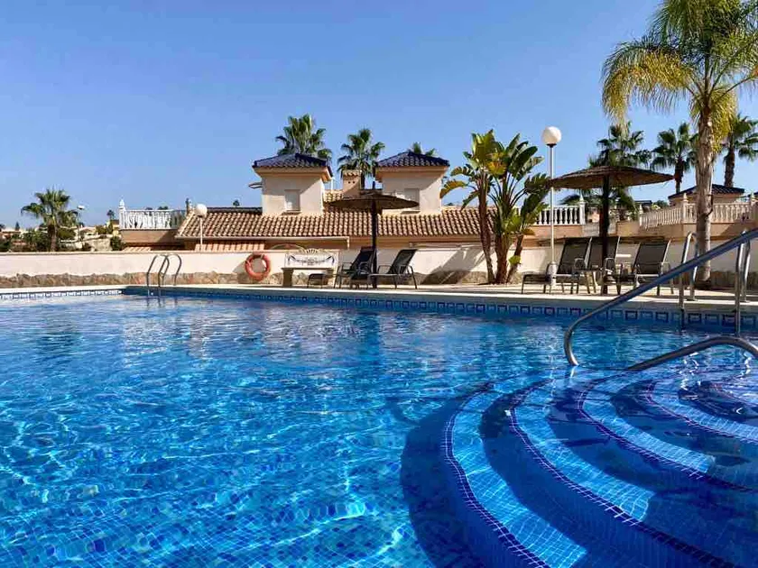 Excellent location 2 Bed Golf Course View - Image 1