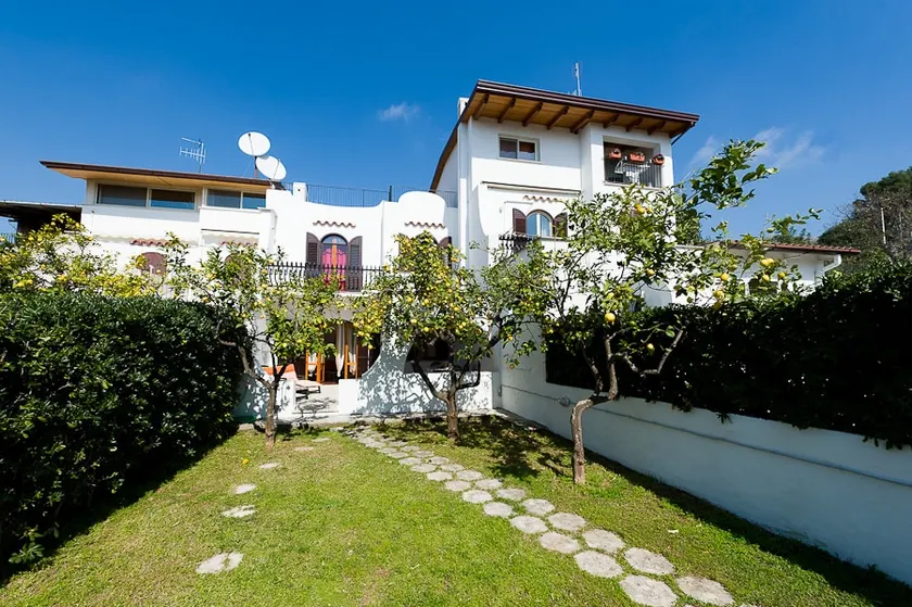 Villa La Limonaia – With Facilities and Parking Space - Image 1