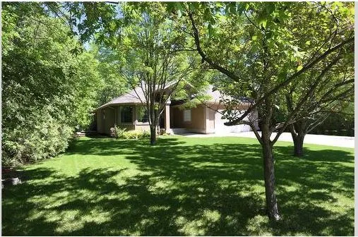 Quiet Country Living Convenient City Amenities - Image 1