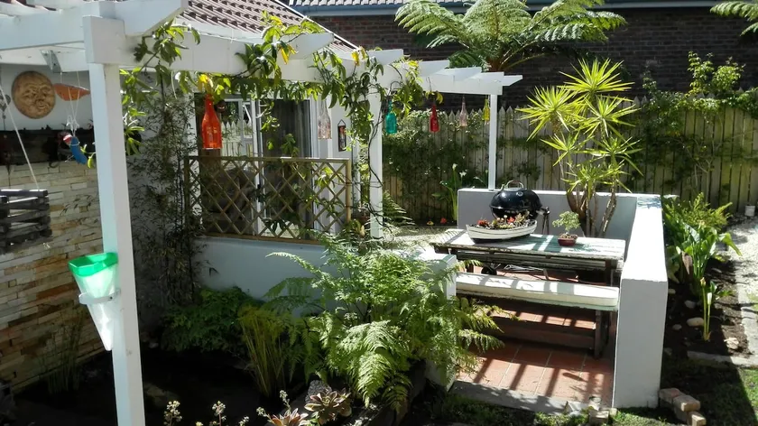 Crescent cottage - Image 1