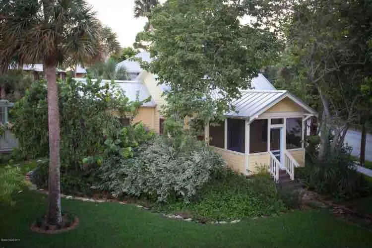 Hummingbird Cottage- Waterfront Views & Access - Image 1