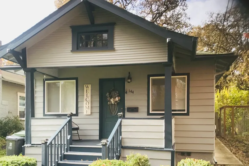 Charming Parkside Bungalow-2 blocks from downtown! - Image 1