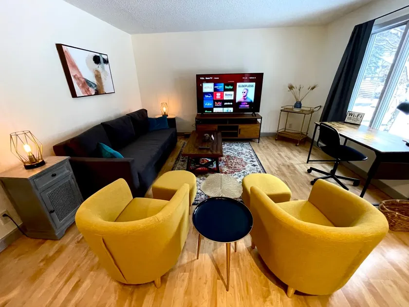 Spacious 4BR/2.5BA+Loft w Cable By Lux Life - Image 1