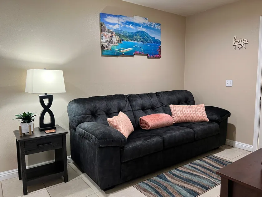 Beautiful spacious apartment with free parking. - Image 1