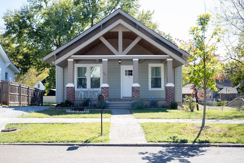 Craftsman. Modern comfort, meets cozy charm! - Image 1