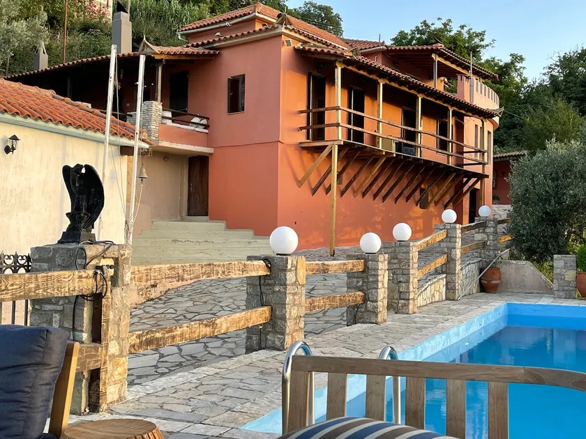 ZenTerra Country house with swimming pool and view - Image 1