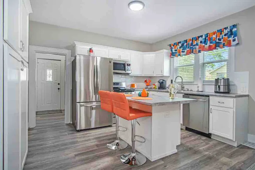 Bright Side Bungalow - Image 1