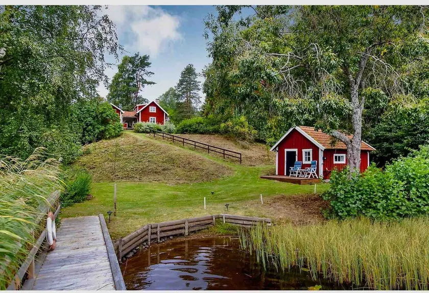 Accommodation with private lake property - Image 1