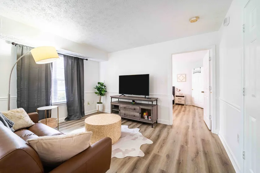Modern, Cozy, Centrally Located Oasis 2BR/2BA - Image 1